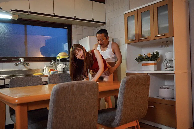 Cô gái nhỏ bị chồng mới của mẹ quan hệ mỗi ngày, cho dù đã có người yêu