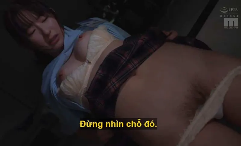 Người sếp trên lập mưu tính chuyện quan hệ với ả nhân viên dưới quyền kiêu kỳ lười nhác, suốt ngày chỉ chăm chăm nhắn tin yêu đương với bạn trai.